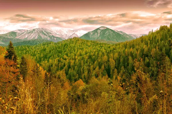 Amanecer en las montañas del Cáucaso Norte — Foto de Stock