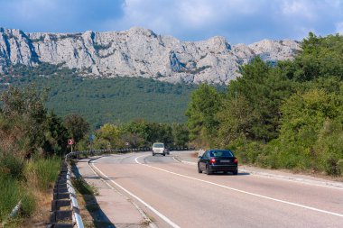  Dağların arasındaki yol