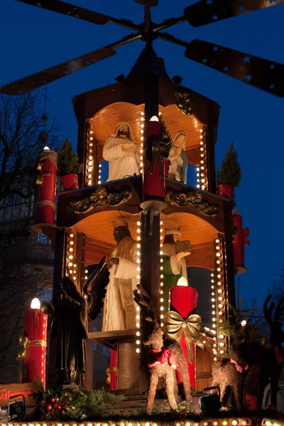 Рождественское украшение с фигурами ночью на Рождественском рынке (Weihnachtsmarkt) в Штутгарте, Германия — стоковое фото