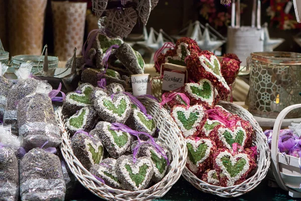 Ornements de Noël en forme de coeur remplis de lavande et de pétales de rose dans un kiosque au marché de Noël (Weihnachtsmarkt) à Stuttgart, Allemagne — Photo