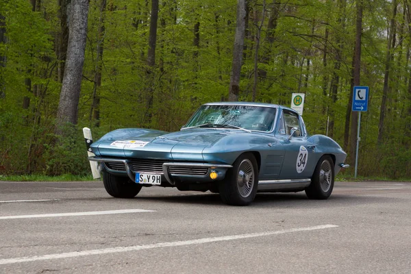 1964 Chevrolet Corvette C2 ADAC Wurttembergin historiallisella radalla — kuvapankkivalokuva