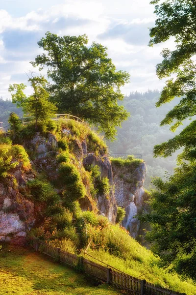 Vantage point van Burg Falkenstein boven de Brenz rivier in de vallei van de Eselsburger (Eselsburger Tal) in de buurt van Herbrechtingen, Duitsland Stockfoto