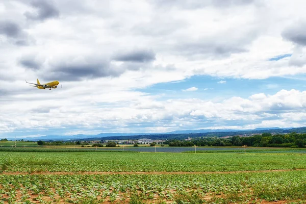 TUI Boeing 737-800 D-ATUG short before landing at Stuttgart Airport — Stock Photo, Image