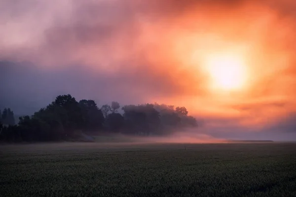 Surrealer feuriger Sonnenaufgang lizenzfreie Stockfotos