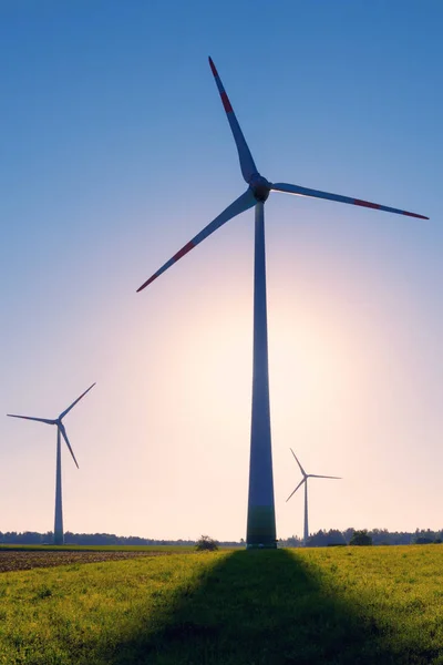 Силуэт ветряных турбин на восходящем солнце — стоковое фото