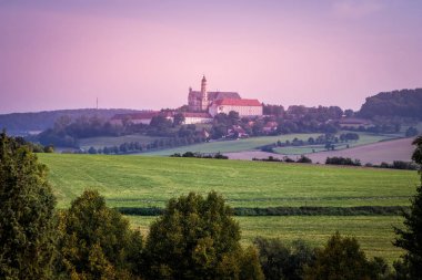 Benedictine abbey Saints Ulrich ve Afra, Neresheim, Baden Wurttemberg, sabah erken güneş ışığı Almanya'da