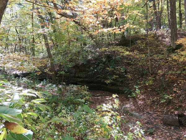 Parque Estatal de Rock Hambriento en otoño con árboles que comienzan a cambiar — Foto de Stock