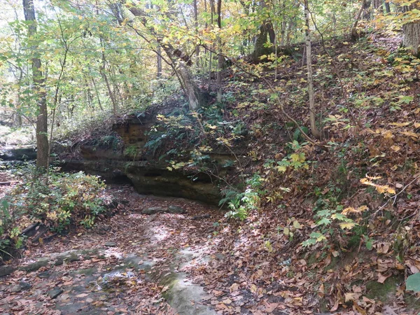 Uitgehongerd Rock State Park in herfst met bomen begint te veranderen — Stockfoto