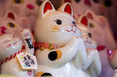 Seramik dolabında bir grup şanslı Japon kedisi (altyazı: Şanslı Kedi, Jin Yun Laifu)