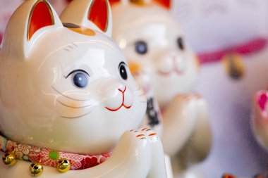 Seramik dolabında bir grup şanslı Japon kedisi (altyazı: Şanslı Kedi, Jin Yun Laifu)