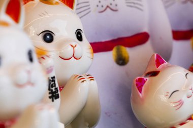 Seramik dolabında bir grup şanslı Japon kedisi (altyazı: Şanslı Kedi, Jin Yun Laifu)