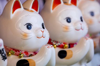 Seramik dolabında bir grup şanslı Japon kedisi (altyazı: Şanslı Kedi, Jin Yun Laifu)