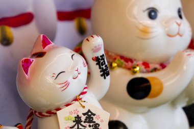 Seramik dolabında bir grup şanslı Japon kedisi (altyazı: Şanslı Kedi, Jin Yun Laifu)