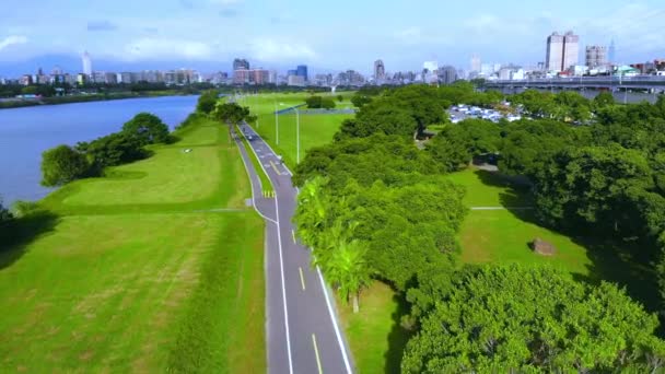 Luftaufnahme Des Uferparks Taipeh Taiwan Blauer Himmel Weiße Wolken Bäume — Stockvideo