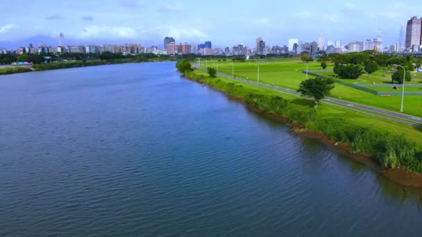 Fotografia Aérea Embankment Park Taipei Taiwan Céu Azul Nuvens Brancas — Vídeo de Stock