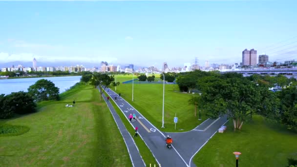 Taipei Tayvan Daki Embankment Park Hava Fotoğrafı Mavi Gökyüzü Beyaz — Stok video