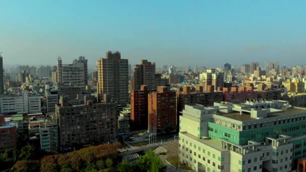 Аэрофотосъемка Городского Парка Тайбэй Тайвань Плотно Заселенных Городских Зданий Йонхэ — стоковое видео