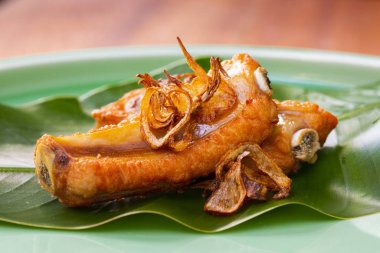 Lezzetli Çin mutfağı, soğan ve domuz pirzolası.