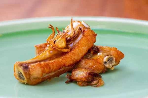 Lezzetli Çin mutfağı, soğan ve domuz pirzolası.