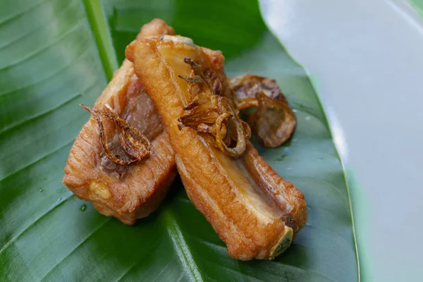 Lezzetli Çin mutfağı, soğan ve domuz pirzolası.