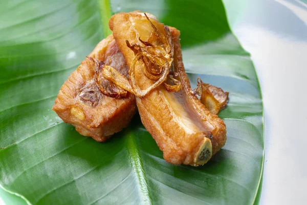 Lezzetli Çin mutfağı, soğan ve domuz pirzolası.