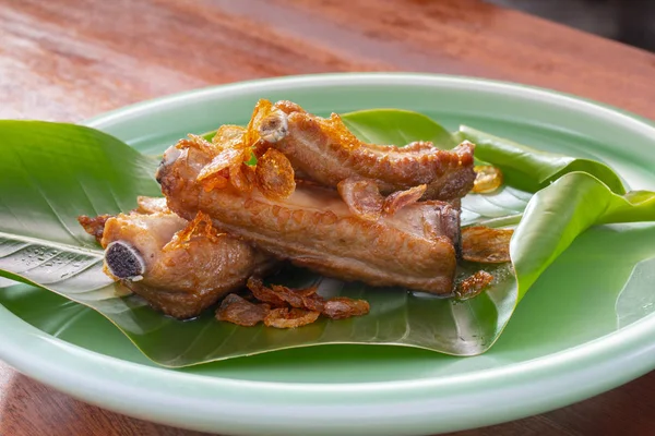 Lezzetli Çin mutfağı, soğan ve domuz pirzolası.