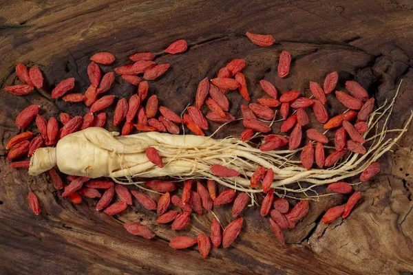 Orijinal tahta üzerinde Ginseng ve Wolfberry, Asya 'da yaygın tıbbi malzeme.