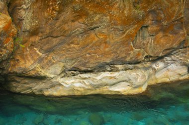 Taroko Pavyonu Sahne Bölgesi, Hualien, Tayvan, Shakayu Deresi 'nde renkli kaya duvarları ve turkuaz dereleri var.