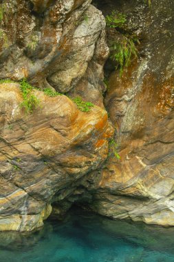 Taroko Pavyonu Sahne Bölgesi, Hualien, Tayvan, Shakayu Deresi 'nde renkli kaya duvarları ve turkuaz dereleri var.