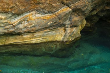 Taroko Pavyonu Sahne Bölgesi, Hualien, Tayvan, Shakayu Deresi 'nde renkli kaya duvarları ve turkuaz dereleri var.