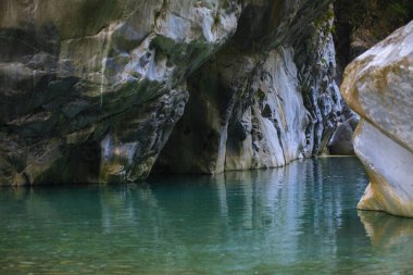 Taroko Pavyonu Sahne Bölgesi, Hualien, Tayvan, Shakayu Deresi 'nde renkli kaya duvarları ve turkuaz dereleri var.