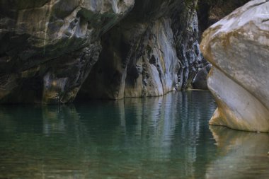 Taroko Pavyonu Sahne Bölgesi, Hualien, Tayvan, Shakayu Deresi 'nde renkli kaya duvarları ve turkuaz dereleri var.