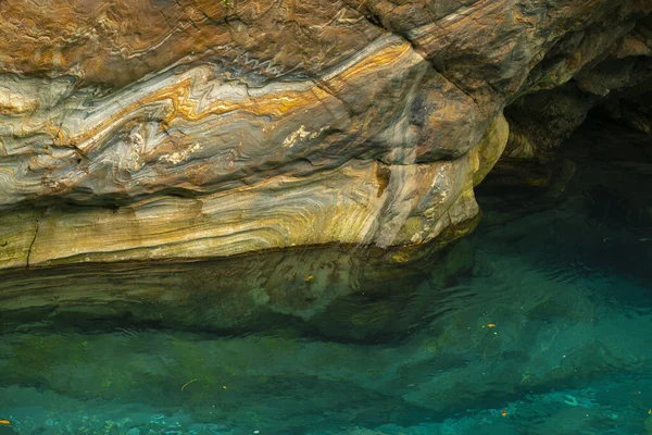 Taroko Pavyonu Sahne Bölgesi, Hualien, Tayvan, Shakayu Deresi 'nde renkli kaya duvarları ve turkuaz dereleri var.