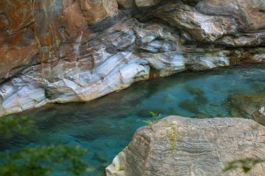 Taroko Pavyonu Sahne Bölgesi, Hualien, Tayvan, Shakayu Deresi 'nde renkli kaya duvarları ve turkuaz dereleri var.