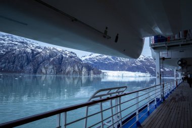 Alaska 'daki Buzul Körfezi Ulusal Parkı' nda seyir gemisi.