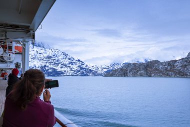 Alaska 'daki Buzul Körfezi Ulusal Parkı' nda seyir gemisi.
