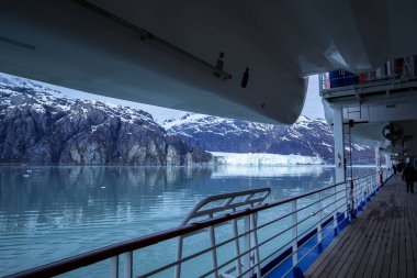 Alaska 'daki Buzul Körfezi Ulusal Parkı' nda seyir gemisi.