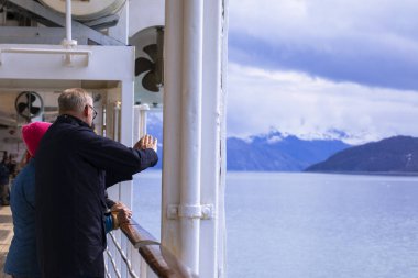 Alaska 'daki Buzul Körfezi Ulusal Parkı' nda seyir gemisi.