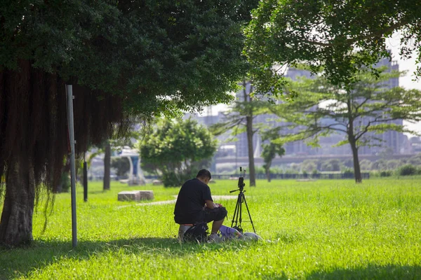 Embankment Parc Avec Herbe Verte Amateurs Photographie — Photo