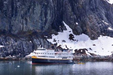 Gemi gemisi Alaska 'daki Buzul Körfezi Ulusal Parkı' nda demirlemiş.