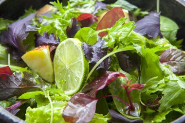 Vejetaryen favori, kıtasal kahvaltı salatası ve çeşitli sebzeler.