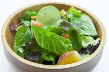 Vejetaryen favori, kıtasal kahvaltı salatası ve çeşitli sebzeler.