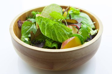 Vejetaryen favori, kıtasal kahvaltı salatası ve çeşitli sebzeler.