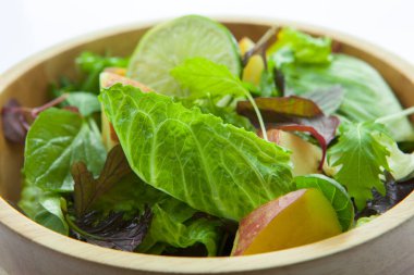 Vejetaryen favori, kıtasal kahvaltı salatası ve çeşitli sebzeler.