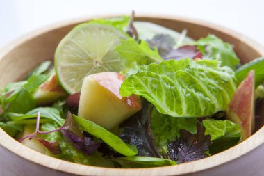 Vejetaryen favori, kıtasal kahvaltı salatası ve çeşitli sebzeler.