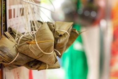 Ejderha Teknesi Festivali için ay takviminde hamur köfteleri asılı. (metin: güzel, Haziran)