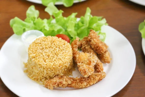 Arroz frito e frango frito empanado em prato branco — Fotografia de Stock