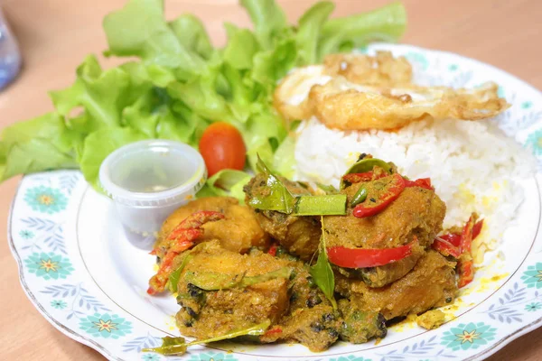 Arroz, revuelva el curry frito caliente y picante con pescado y huevo frito en — Foto de Stock