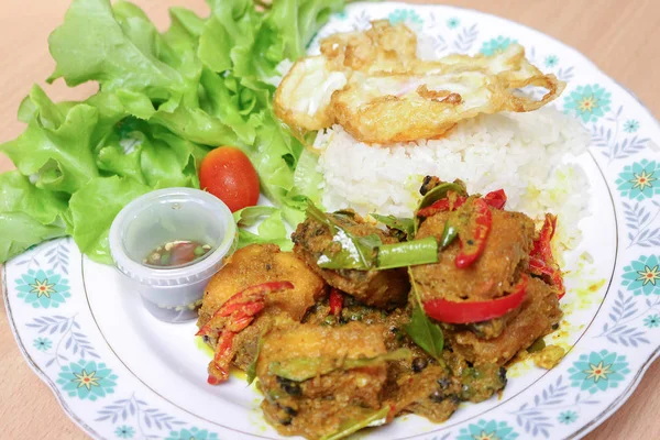Arroz, revuelva el curry frito caliente y picante con pescado y huevo frito en — Foto de Stock