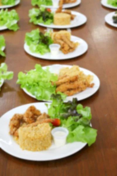 Kabur dari makanan, nasi goreng dan ayam goreng panggang dalam p putih — Stok Foto